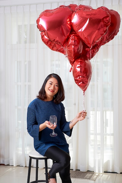 Femme asiatique, séance, à, ballons