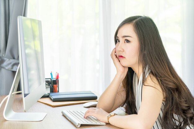 femme asiatique sérieusement au bureau