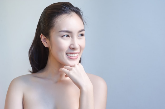 femme asiatique sexy avec un visage de beauté et une peau parfaite