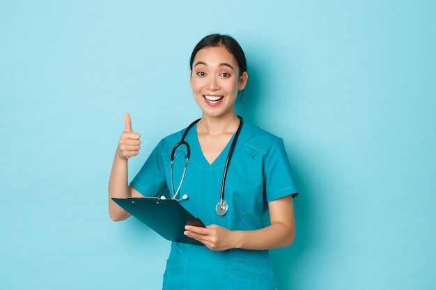 Femme asiatique de soins de santé posant