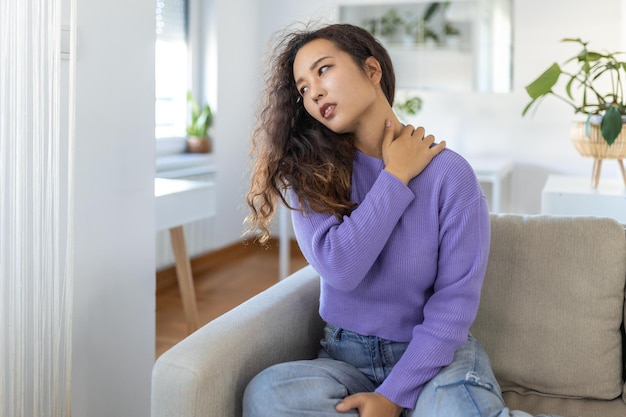 Femme asiatique souffrant de maux de dos à la maison