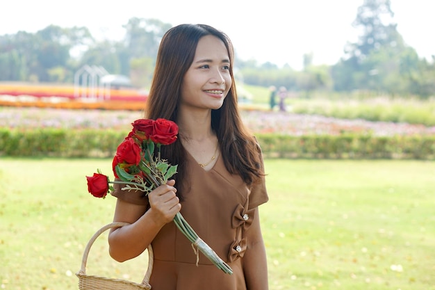 Femme asiatique souriant joyeusement fond d'herbe verte