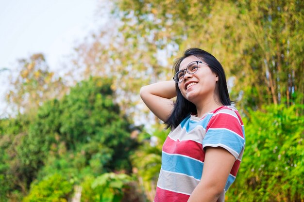 Femme asiatique souriante en naturel