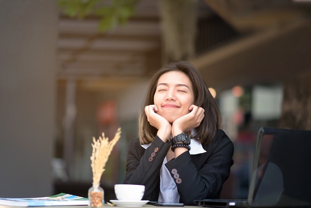 Femme asiatique, sourire, dans, café