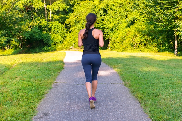 Femme asiatique sportive qui court à l&#39;extérieur