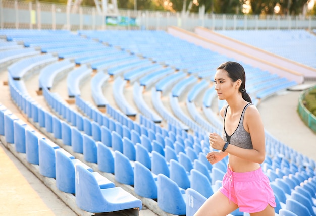 Femme asiatique sportive s'entraînant au stade