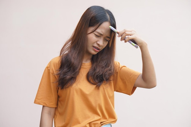 Femme asiatique stressée lorsqu'elle se fait arnaquer lors d'achats en ligne