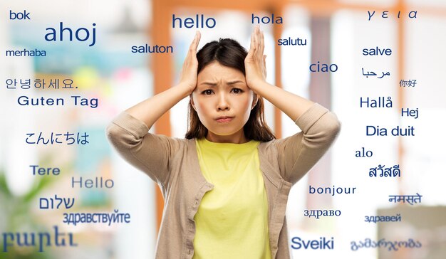 Une femme asiatique stressée par des mots étrangers.