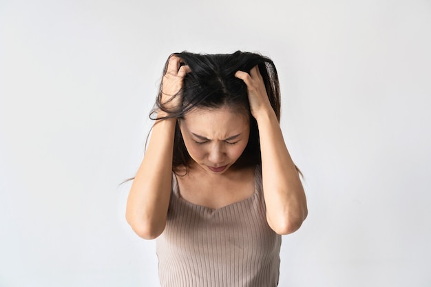 femme asiatique stressée souffrant de dépression. la femme souffre de migraine et de maux de tête. espace de copie