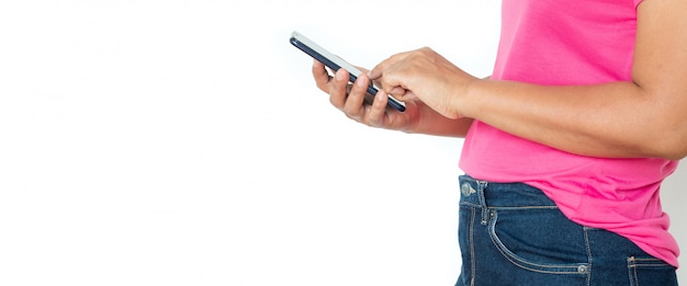 Femme asiatique en t-shirt avec smartphone sur blanc