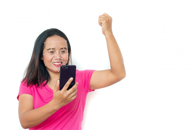 Femme asiatique en t-shirt avec smartphone