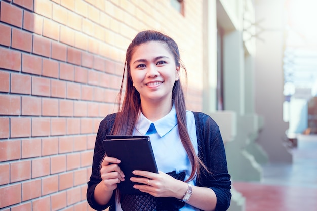 Photo femme asiatique avec tablette ayant une promenade dans un centre commercial