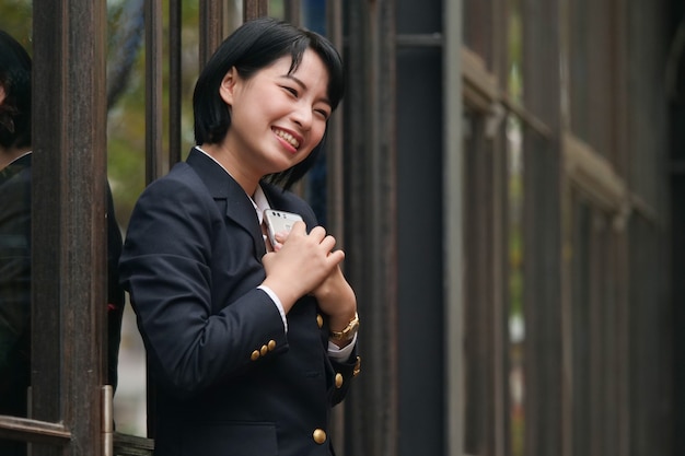 Femme asiatique avec un téléphone mobile