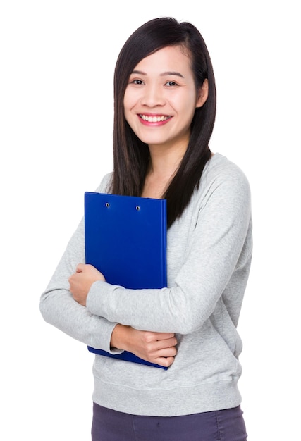 Femme asiatique tenir avec presse-papiers