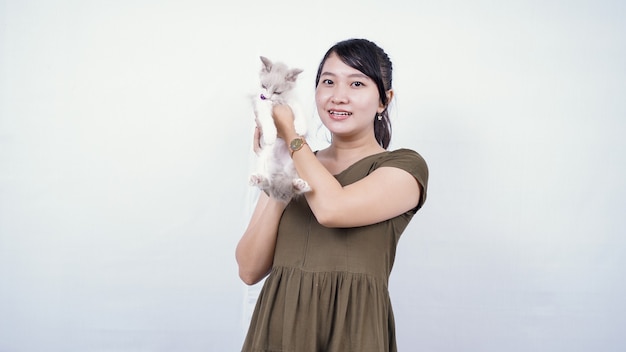 femme asiatique, tenue, chat, rire, isolé, fond blanc