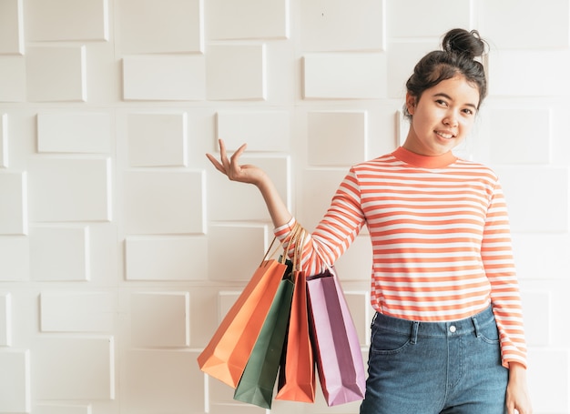 Femme asiatique, tenue, sacs provisions