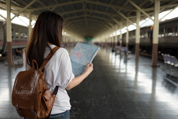 Femme asiatique touriste