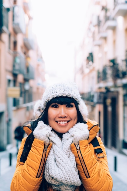 Femme asiatique touristique dans la rue européenne. Concept de tourisme.