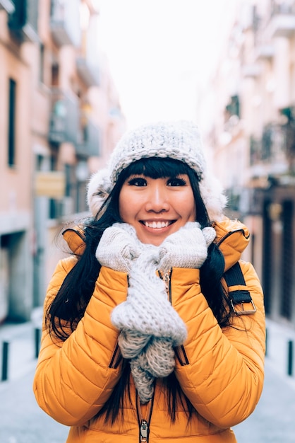 Femme asiatique touristique dans la rue européenne. Concept de tourisme.