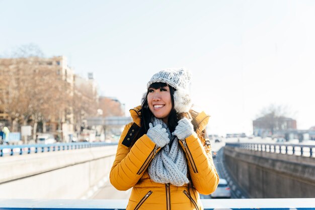 Femme asiatique touristique dans la rue européenne. Concept de tourisme.