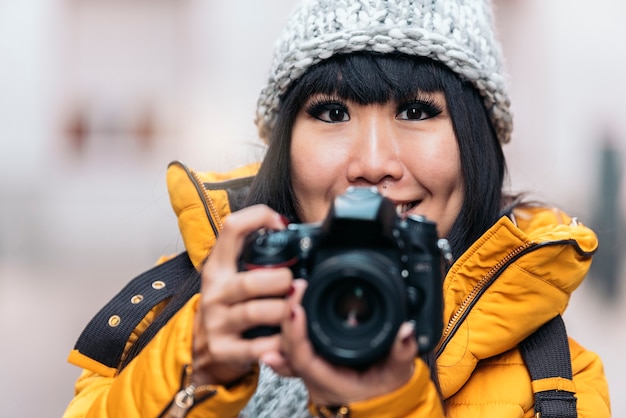 Femme asiatique touristique utilisant la caméra dans la rue européenne. Concept de tourisme.