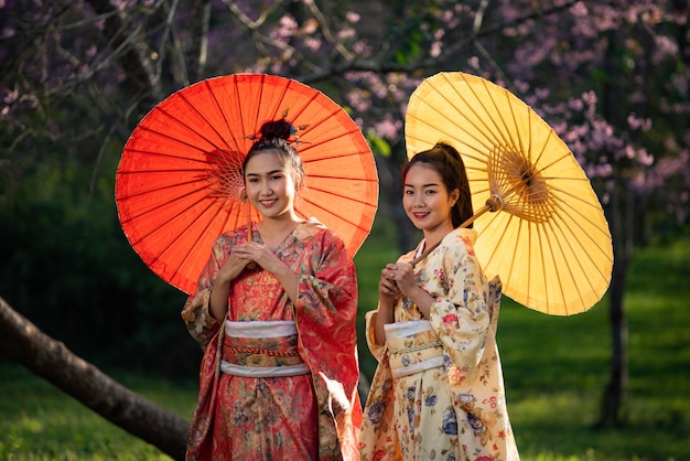 Femme asiatique, traditionnel, kimono japonais, sakura, fond