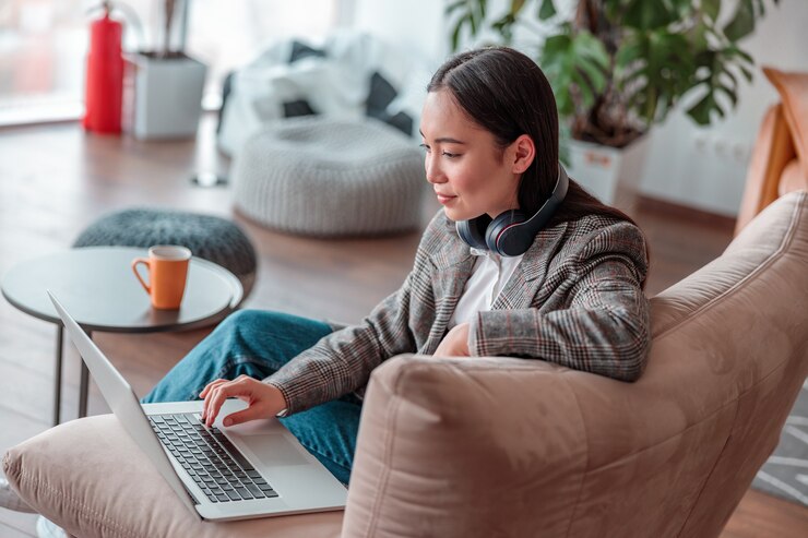 Femme asiatique travaillant au bureau informatique