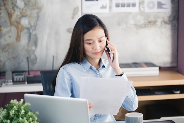 Femme asiatique travaillant au bureau