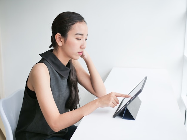 Femme asiatique travaillant dans le bureau avec un café