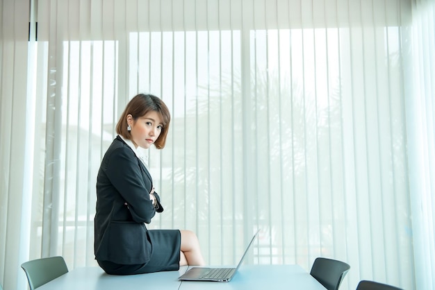 Femme asiatique travaillant des heures supplémentaires au bureau Affaires beaucoup de travailVérifiez le fichier avec un ordinateur portable