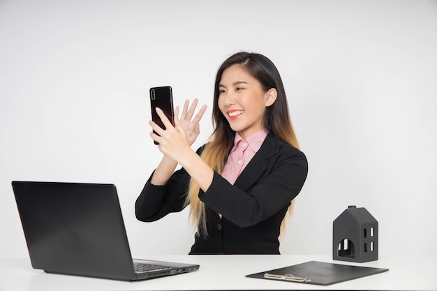 Femme asiatique travaillant en ligne au bureau