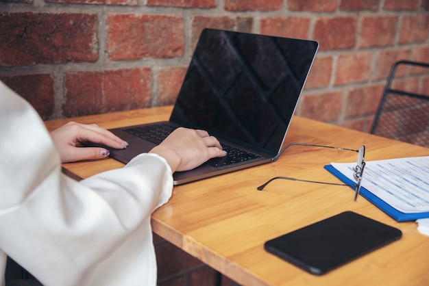 Femme asiatique travaillant à la maison à distance sociale quarantaine personnes réunion en ligne conférence d'équipe de bureau avec réseau de bureau d'appel vidéo.