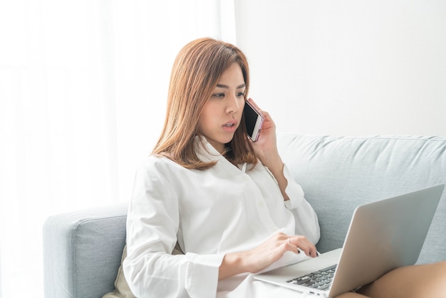 femme asiatique travaillant à la maison