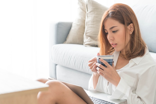 femme asiatique travaillant à la maison