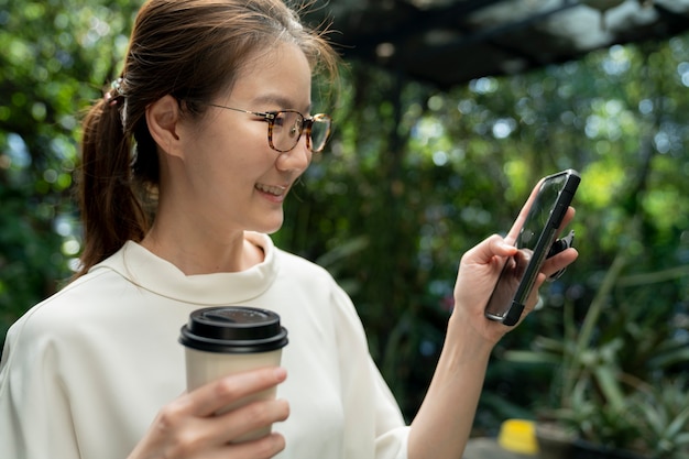 femme asiatique travaillant à la maison