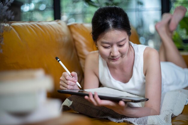 femme asiatique travaillant à la maison