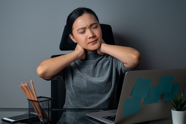 Femme Asiatique Travaillant Sur Un Ordinateur Portable était Malade De Douleurs Corporelles Assis Au Bureau