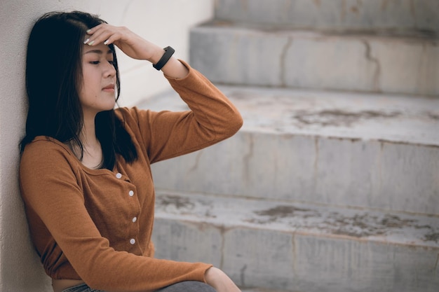 Femme asiatique triste d'amour Elle s'inquiète parce que le stress de son petit ami Concept de femme Heartbreak