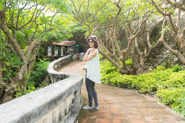 Femme asiatique sur le trottoir.