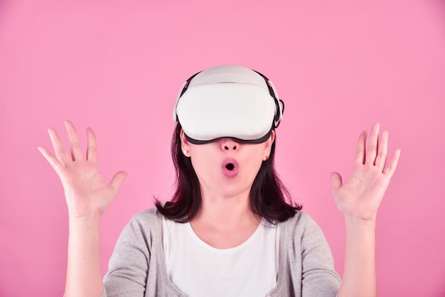 Femme asiatique utilisant des lunettes vr Regarder un film et jouer à des jeux vidéo à partir d'un casque de réalité virtuelle Jeune femme étonnante avec une nouvelle expérience par la technologie vr Prise de vue en studio