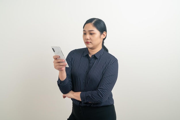 Femme asiatique utilisant un smartphone ou un téléphone portable sur fond blanc