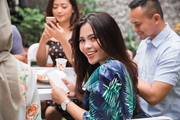 Femme asiatique, utilisation, onglet, quoique, à, amis