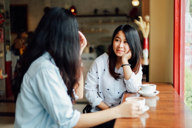 Femme asiatique, utilisation, ordinateur portable, travail, et, café café