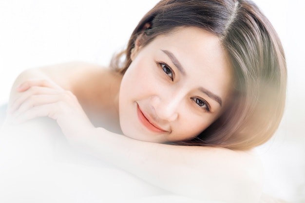 Femme asiatique va à la beauté, soins de la peau au spa