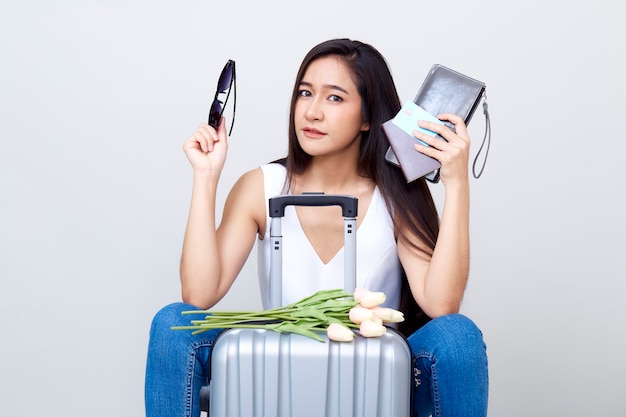 Femme asiatique, à, valise, clair