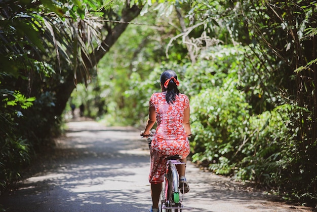 Photo femme asiatique à vélo dans le parc de la ville