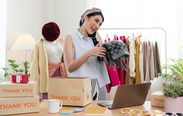 Femme asiatique vêtements entrepreneur travaillant à la maison le démarrage du lieu de travail propriétaire de petite entreprise