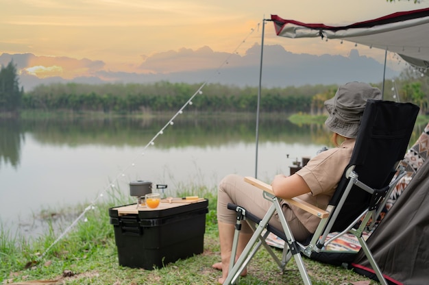 Une femme asiatique voyage et campe seule dans un parc naturel en Thaïlande. Mode de vie des activités de plein air de loisirs et de voyage.