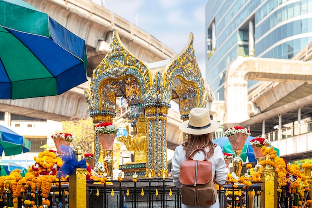 Femme asiatique voyage dans le sanctuaire d'Erawan, ville de Bangkok, Thaïlande