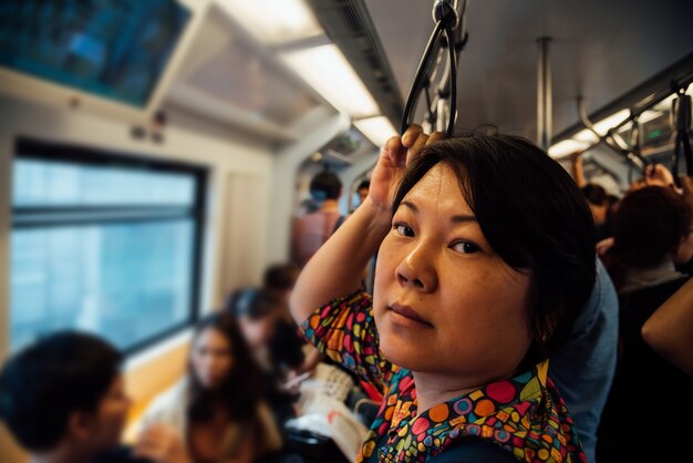 Femme asiatique voyage sur skytrain train dans la ville